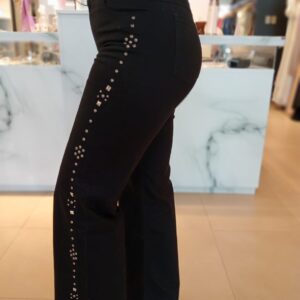 Jeans wide leg gabardina c/tachas.