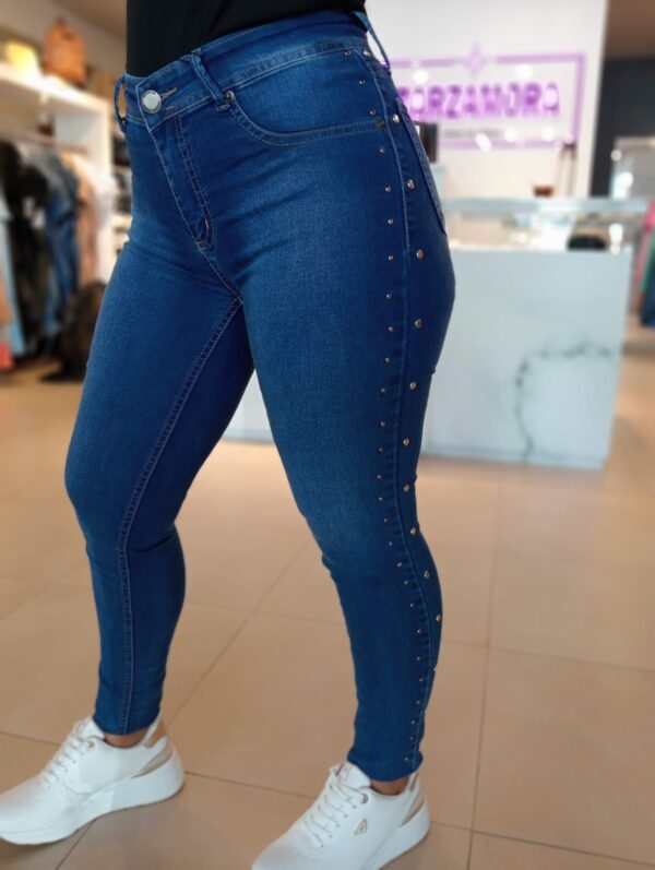 Jeans maría tachas laterales. - Imagen 4