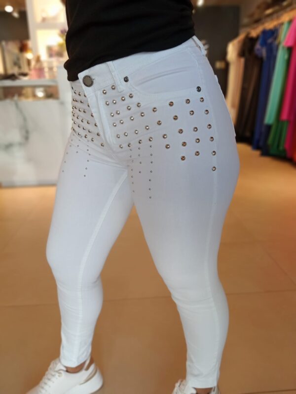 Jeans gabardina tachas.